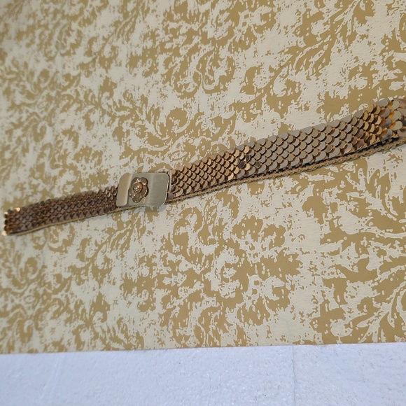 vVintage 1980s gold-tone metal fish-scale stretch belt with a flower - Picture 4 of 7